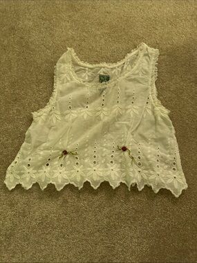 White Scalloped Eyelet Top pretty amazing and lightweight. Great with 👖Size S